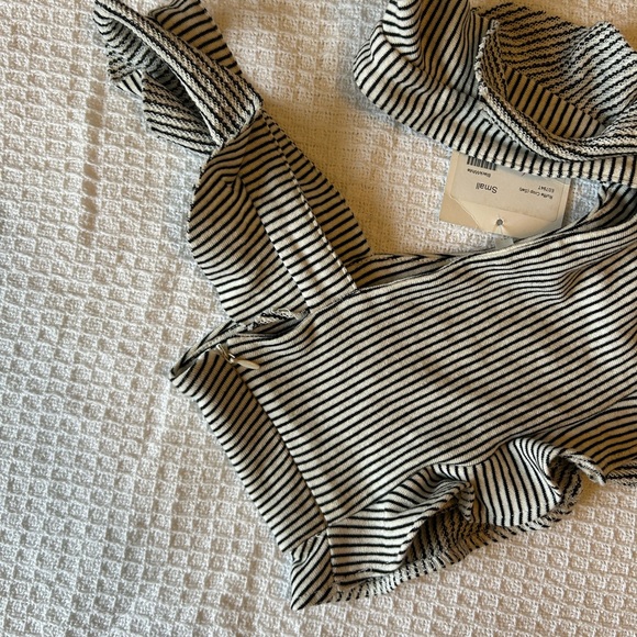 Striped ruffle sleeve crop top - Picture 3 of 3